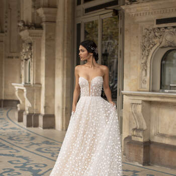 Credits: Pronovias Privée 2021 Cruise