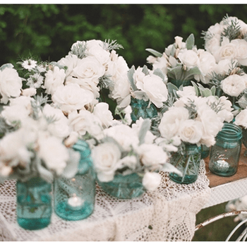 Pode usar garrafas de cristal azul ou frascos e enche-los com flores ou outros materiais de decoração. 