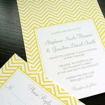 Invitaciones amarillas con marco zig-zag. Foto: Fanfare Designs vía Etsy