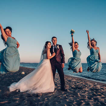 Studio Photo's Wedding Photography : Uno scatto con testimoni e damigelle è un must del matrimonio. 