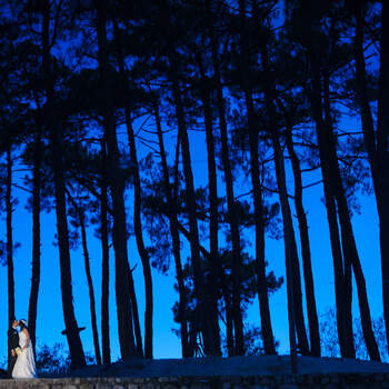 Preciosa imagen de los novios en la que se ha jugado con el impresionante azul del cielo. Foto. U&amp;U photo. Web: http://www.u-uphoto.com/