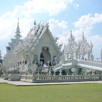 El templo Chiang Rai, en la zona norte de Tailandia, es uno de los destinos obligados de un viaje a medida por el país. Foto: No hay distancia.