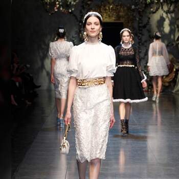 Barroquismo en blanco con diadema y pendientes suntuosos. Foto: Dolce &amp; Gabbana.