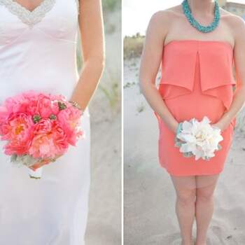 O ramo da noiva em cor-de-rosa e o vestido de uma convidada em coral, uma foto com um contraste lindo. 