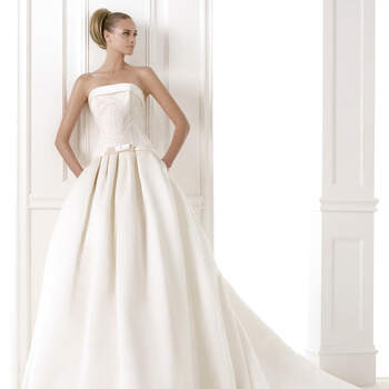 <a href="http://zankyou.9nl.de/emzo" target="_blank">to make an appointment at your nearest Pronovias store</a>