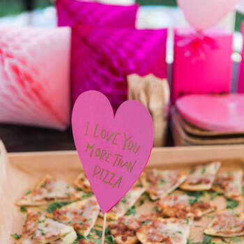 Señalización de comida con carteles en cartulina rosa. Credits: One Eleven Photography