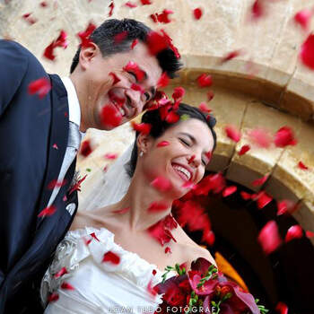 Los pétalos rojos son ya un elemento común a todas las bodas. Foto: Joan Tudó