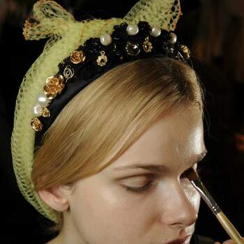 La firma apostó por un maquillaje ligero en tonos oro para su desfile otoño-invierno 2012-2013. Foto: Dolce &amp; Gabbana