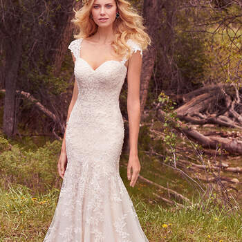 Robe longue avec jupe évasée, et fines broderies. 
<a href="https://www.maggiesottero.com/maggie-sottero/larissa/10116?utm_source=mywedding.com&amp;utm_campaign=spring17&amp;utm_medium=gallery" target="_blank">Maggie Sottero</a>