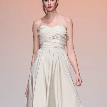 Aunque el blanco no sea adecuado para las invitadas, este modelo bien podría pasar por un vestido de novia. Foto: Nuno Baltazar.