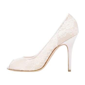 Los zapatos de novia Monique Lhuillier 2014 son ultra elegantes y sensuales, con altos tacones y detalles de encaje muy femeninos. Además, destacan sus diseños en tonos dorado y plata, para las mujeres más atrevidas. 