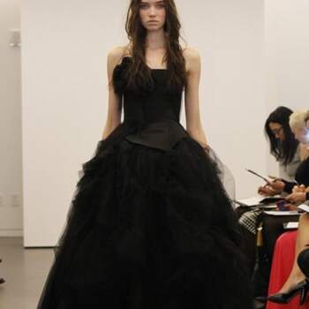 Trèx chic cette robe de mariée noire Vera Wang Automne 2012. Un corset et une jupe en tulle ultra volumineuse.