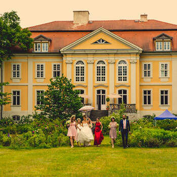 Schloss Stülpe: Der ideale Ort, um sich das Ja-Wort zu geben! Romantisches Trauzimmer, festlich dekorierte Tische, romantische Arrangements, Feuerwerk im Schlosspark – hier können Sie rauschende oder auch intime Feste mitten in der Natur feiern! 