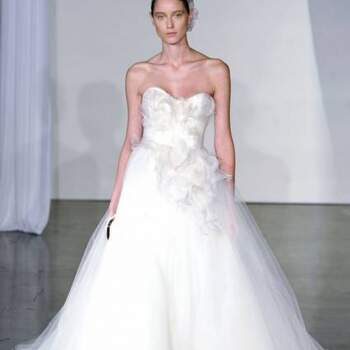 Se você está em busca de inspiração para seu vestido de noiva, confira esses belíssimos modelos da Marchesa apresentados na New York Bridal Week 2013.