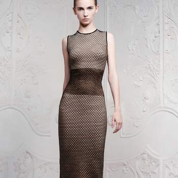 Si quieres lucir tipazo, atrévete con este vestido en forma de red. Foto: Alexander Mc Queen