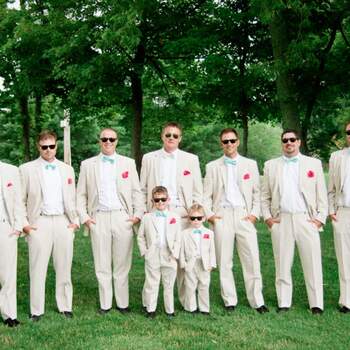 Los hombres de tu boda se verán más elegantes que nunca con esta atractiva combinación. Foto: Ray Ban