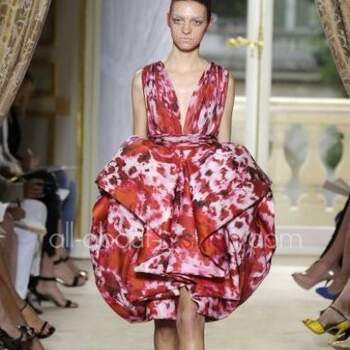 Convidadas modernas e ousadas vão adorar esta coleção de vestidos Giambattista Valli 2013.