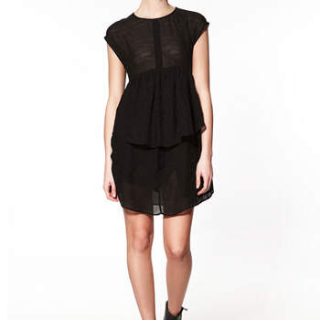 Fluidité et transparence pour ce modèle Zara. Une robe noire légère, au top pour un mariage estival ! Photo : www.zara.com