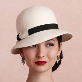 Sobre todo si optas por una boda por lo civil y un look nupcial poco recargado, este sombrero te puede ayudar a proteger tu cabeza del mal tiempo. Foto: BHLDN