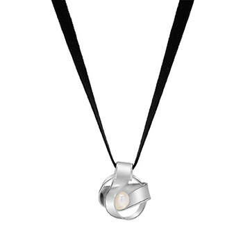 Elegante diseño basado en una combinación de cadena de terciopelo negro y un colgante de plata con una perla. Foto: Tous.