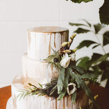 Inspiração para estilo Drip Cake em bolos de casamento de 3 andares | Créditos: Red Aspen Photography