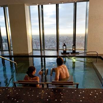 ¿Qué te parece relajarte en un spa en lo alto de un rascacielos? Experiencias como esta se convertirán en un regalo perfecto para los novios. Foto: <a href="https://www.zankyou.es/f/zonaregalocom-23780" target="_blank">Zonaregalo.com</a>