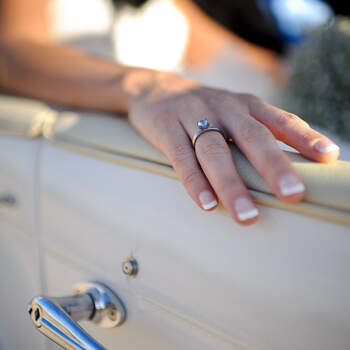El anillo de compromiso es una de las joyas que la novia siempre lleva consigo y que puede dar lugar a una preciosa imagen. Foto: U&amp;U photo. Web: http://www.u-uphoto.com/	