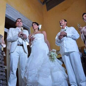 Rien de tel qu'une coupe de champagne pour fêter les mariés ! - Photo : alvaro delgado