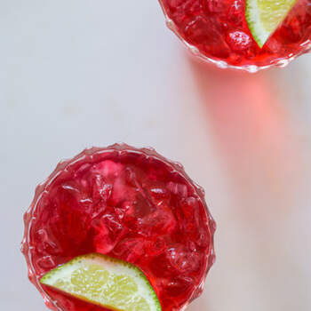 A stunning colour that will wow your guests. Vodka, hibiscus flowers, lime and soda - Photo: spoonforkbacon