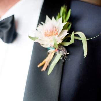 Haz que tu novio se luzca el día de la boda con una flor fuera de lo común en su boutonniere - Foto Paige Elizabeth Photography