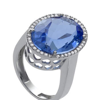 Emula el anillo de compromiso de la duquesa de Cambridge con esta espectacular sortija de oro blanco, diamantes y una piedra hidrotermal azul. Foto: Chancejoyas. http://www.chancejoyas.com