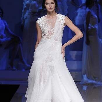 Vestido de novia con superposiciones y transparencias. Foto: Barcelona Bridal Week.