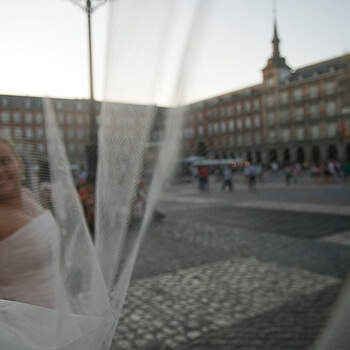 Original imagen de una novia en la Plaza Mayor de Madrid. Foto: Jesús Vecino. Flor de Naranja.