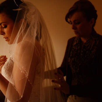 Una vez que la novia ha completado todos estos pasos, está lista para caminar hacia el altar. Foto: Juya fotógrafo.