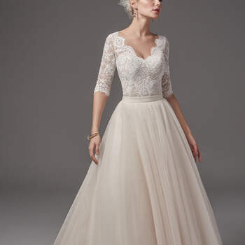 Robe longue à jupe volumineuse, manches mi-longues en dentelle, décolleté en V à l'avant et à l'arrière. Fermeture éclair. 
<a href="https://www.maggiesottero.com/sottero-and-midgley/kensington---kallin/10304?utm_source=mywedding&amp;utm_campaign=spring2017&amp;utm_medium=gallery" target="_blank">Sottero and Midgley</a>