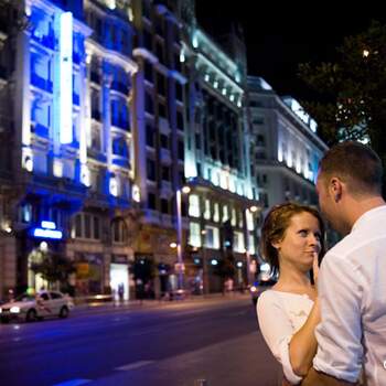 Las luces de los edificios y las calles de las ciudades dan a vuestra pre-boda nocturna un matiz cinematográfico. Foto: Dani Alda