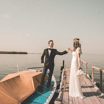 Preciosa imagen de los recién casados en su original forma de celebrarlo: ¡con un paseo en barca!. Foto: Sara Lobla.

http://www.saralobla.com/