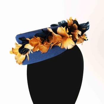 Sombrero para invitadas, con detalles florales en color mostaza. Foto: Mimoki