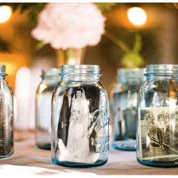 Uma ideia super original: coloque fotos dentro de frascos para decorar o seu casamento. 