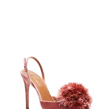 Sapatos de veludo rosa com ponpom. Credits: Aquazzura