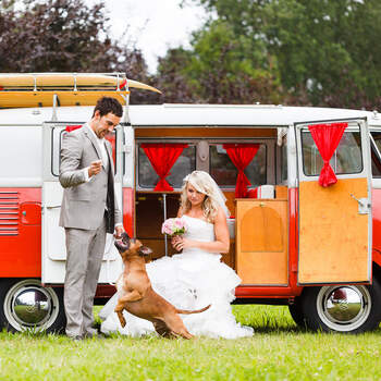 ¿Te atreves con una boda hippie? Esta furgoneta te lo pone fácil. Foto: 2Rings Trouwfotografie y Feestudio