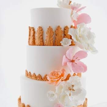 Inspiração para bolos de casamento de 3 andares com base simples e detalhes rebuscados e originais | Créditos: Cake Chic Portugal