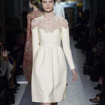 En la imagen, sencillo y elegante vestido blanco de organza, ideal para una boda de mañana. Foto: Valentino.