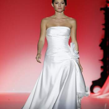 Robe de mariée bustier Hannibal Laguna 2013. Photo : Barcelona Bridal Week