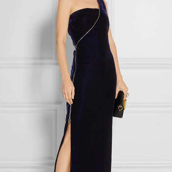 Vestido negro largo en terciopelo con abertura en la pierna. Credits: Tom Ford