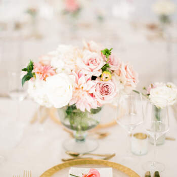 Mesa decorada en tonos rosas pastel y dorado. Credits: Lindsay Madden