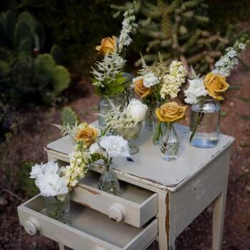 Decoração para um casamento ao ar livre.