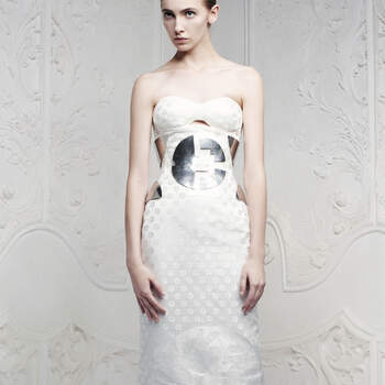 Elegante vestido blanco que destaca por el adorno circular en plata en la cintura. Foto: Alexander Mc Queen