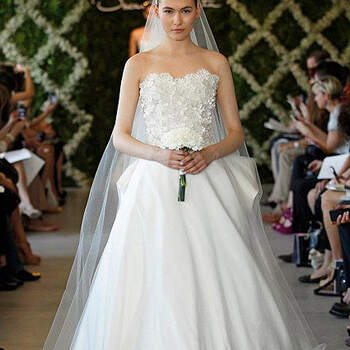 Robe de mariée Oscar de la Renta 2013 aussi féminine que romantique. Photo : Oscar de la Renta