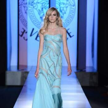 Donatella Versace apresentou sua coleção de vestidos de festa para o Outono/Inverno 2012/2013. Vestidos vaporosos, com pedraria e com sensualidade para da um toque de elegância a quem não tem medo de mostrar suas curvas. 